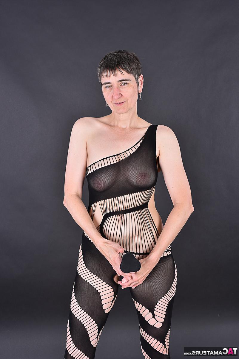 16P Amateurfrau, heiße MILF, spielt ihre Vagina in einem Bodystocking ohne Schritt mit einem Dildo