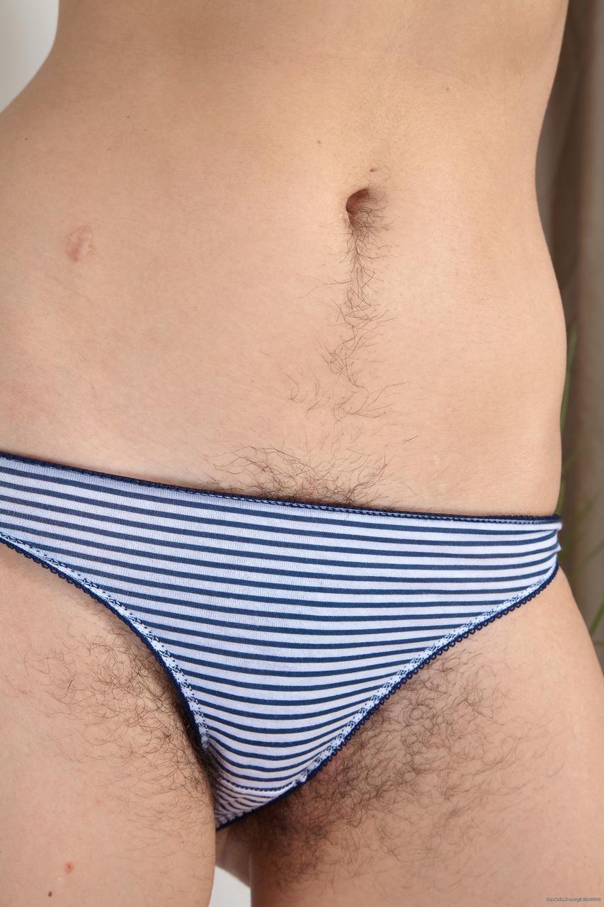 20P Sexy amadora adolescente Melissa revela seus grandes seios naturais e buceta peluda