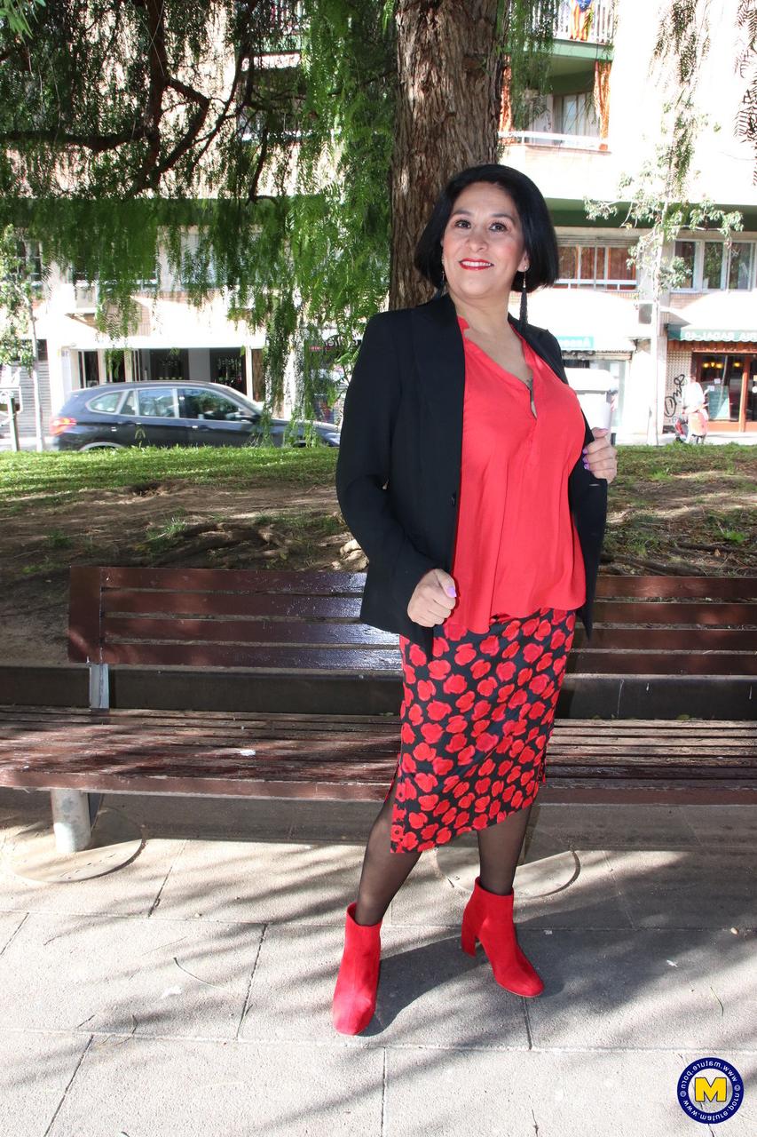 20P Une lesbienne mature pose pendant que sa jeune copine Gina Ferocious montre ses jambes chaudes.