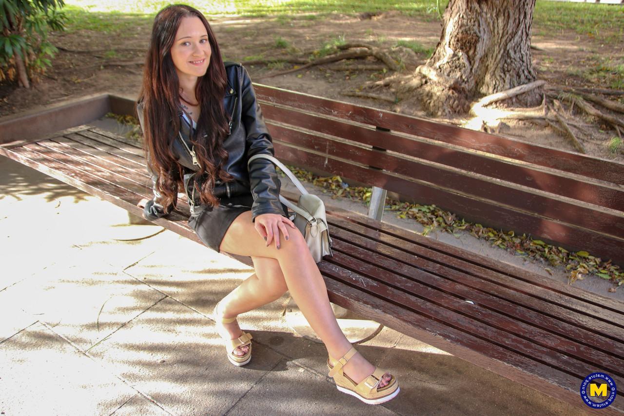 20P Une lesbienne mature pose pendant que sa jeune copine Gina Ferocious montre ses jambes chaudes.