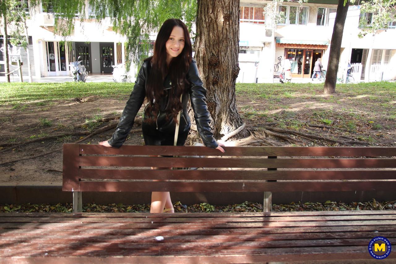 20P Une lesbienne mature pose pendant que sa jeune copine Gina Ferocious montre ses jambes chaudes.