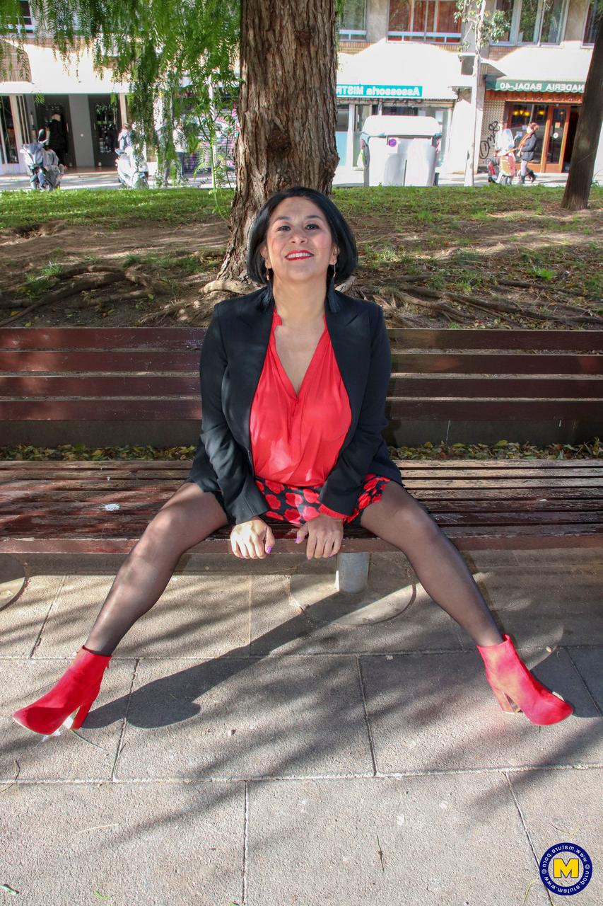 20P Une lesbienne mature pose pendant que sa jeune copine Gina Ferocious montre ses jambes chaudes.