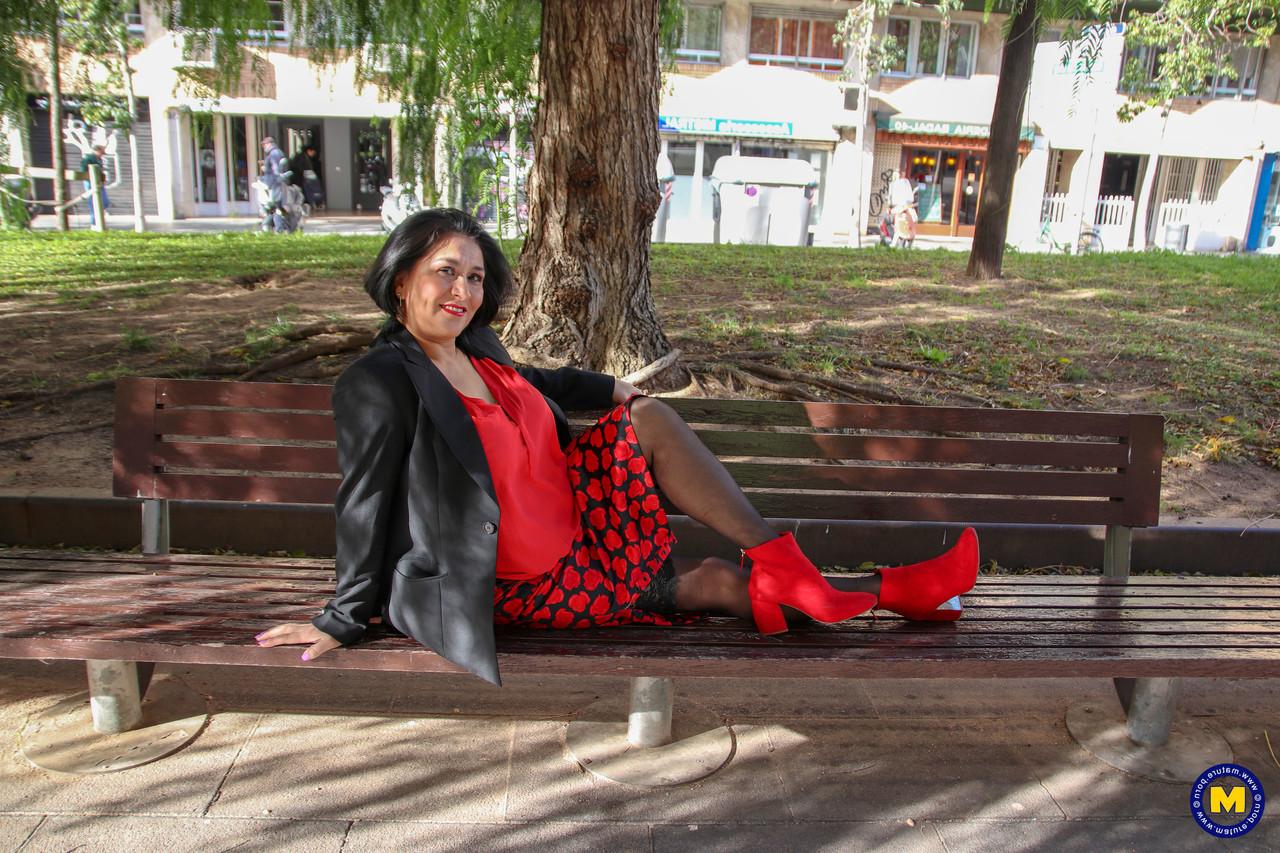 20P Une lesbienne mature pose pendant que sa jeune copine Gina Ferocious montre ses jambes chaudes.