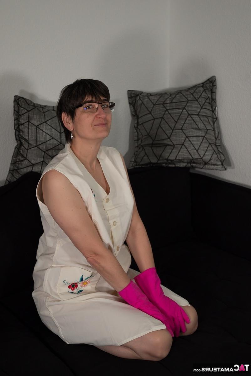 16P Die brünette Dame Hot MILF zeigt ihre Muschi in Höschen ohne Schritt und rosa Handschuhen
