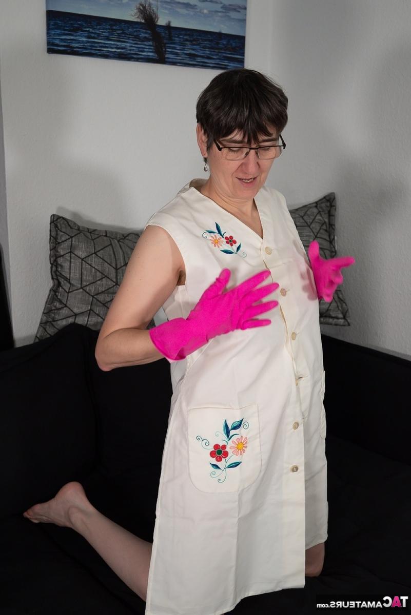 16P Die brünette Dame Hot MILF zeigt ihre Muschi in Höschen ohne Schritt und rosa Handschuhen