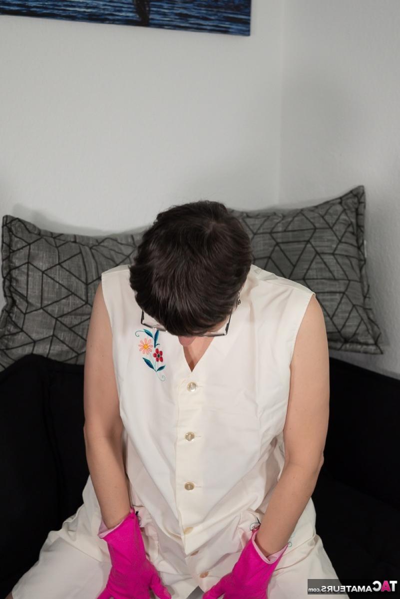 16P Die brünette Dame Hot MILF zeigt ihre Muschi in Höschen ohne Schritt und rosa Handschuhen