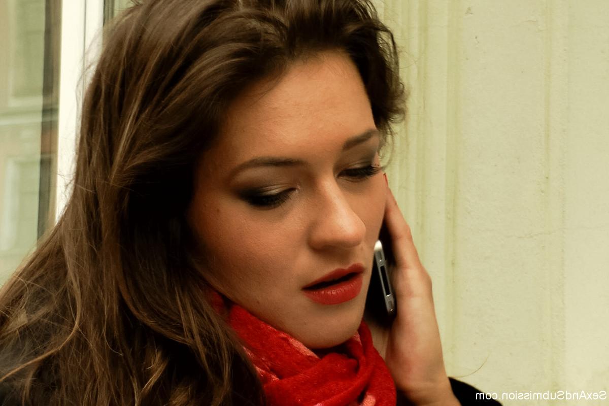 17P A bela russa Savannah Secret é amarrada com corda e fodida em um trio MMF