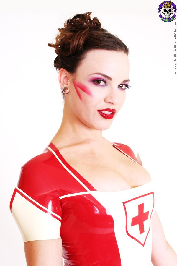 18P La magnifique infirmière Dana Dearmond prend un gode en verre sur sa chatte rose.