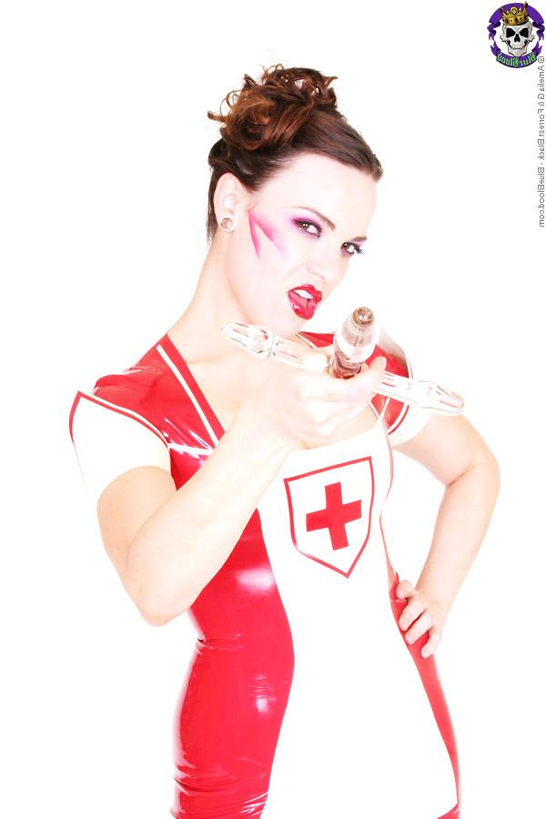 18P La magnifique infirmière Dana Dearmond prend un gode en verre sur sa chatte rose.