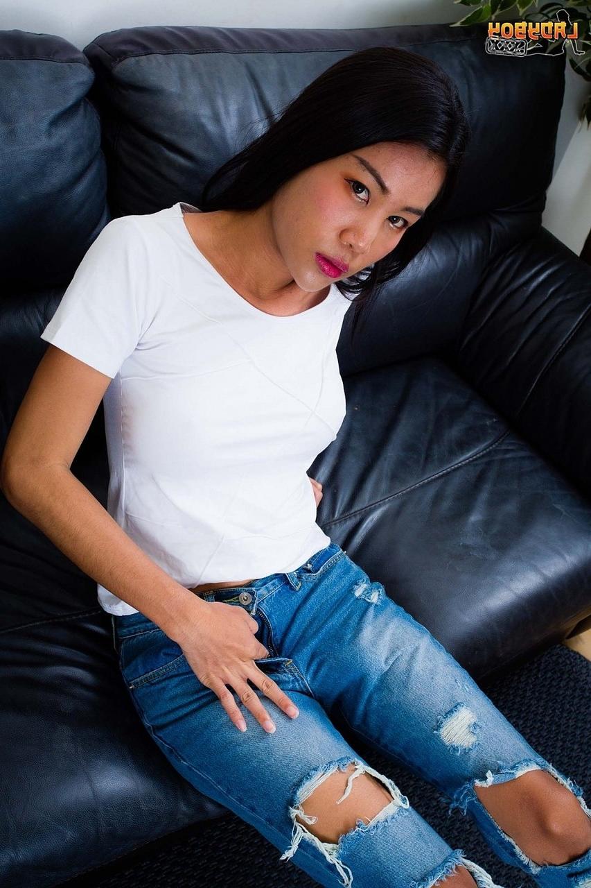 16P La morena Cartoon Candy muestra su culo con un plug anal y se masturba