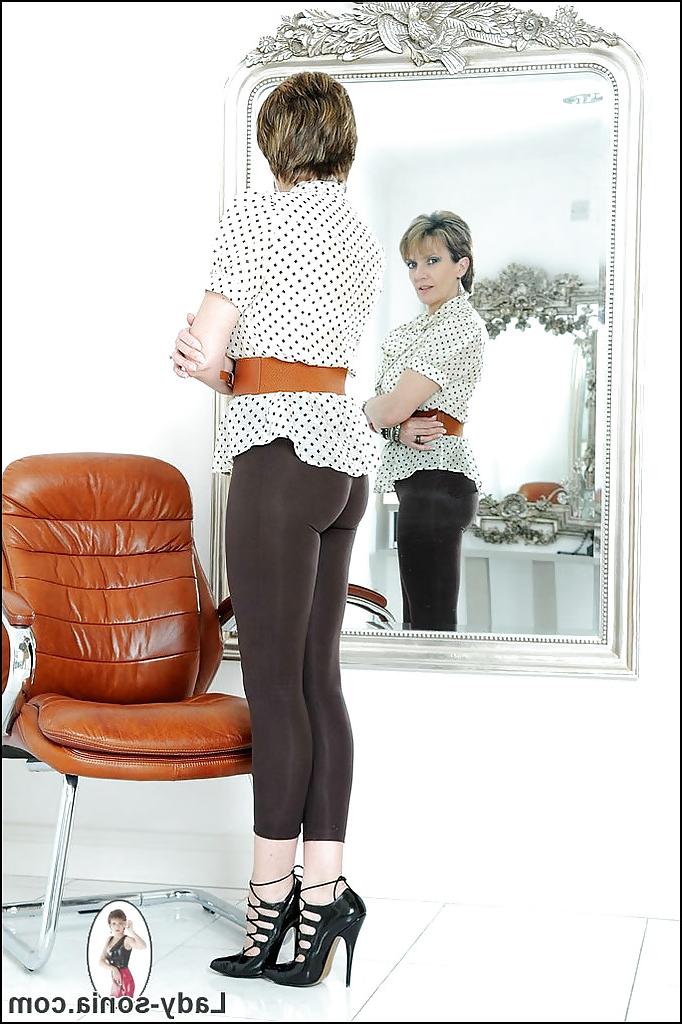 15P Señora madura sexy quitándose la ropa y abriendo las piernas