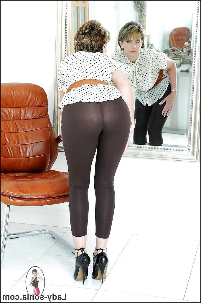 15P Señora madura sexy quitándose la ropa y abriendo las piernas