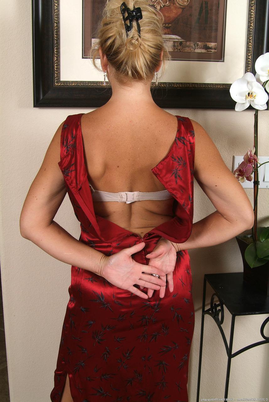 20P Die sexy MILF Cricket zieht sich aus und zeigt ihre gebräunten großen Titten