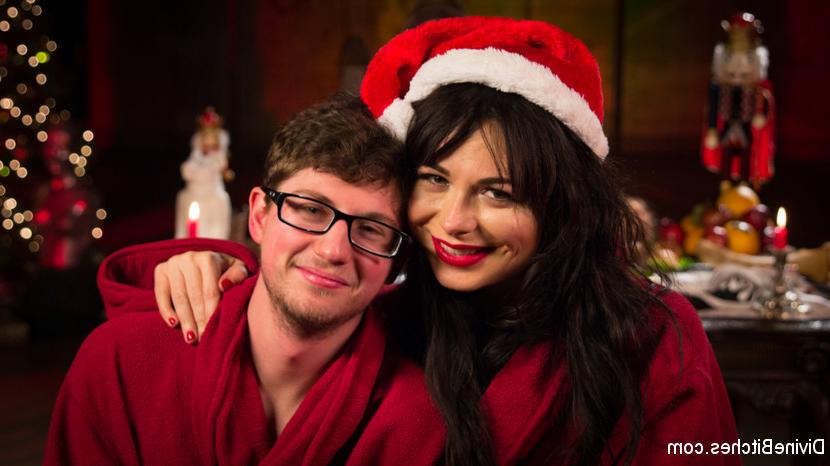 15P Die sexy Brünette Siouxsie Q toppt ihren Sklaven auf einer privaten Weihnachtsparty