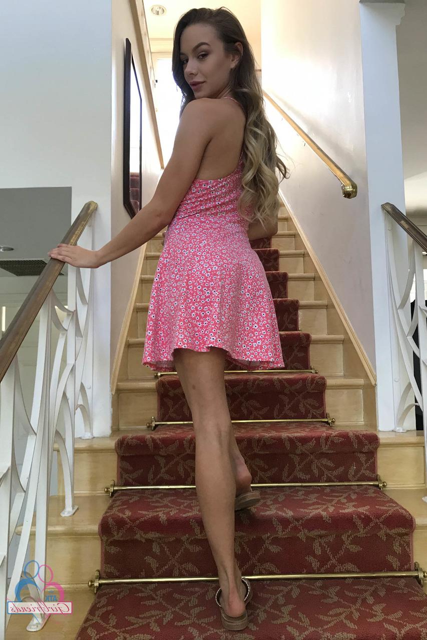20P Naomi Swann, petite amie maigre, exhibe son trou d'amour et ses petits seins.