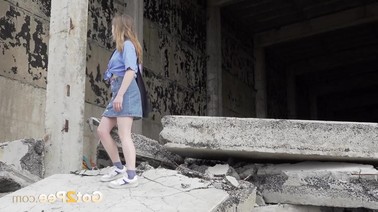 15P A garota loira Nastya faz xixi urgente nos restos de um prédio de concreto