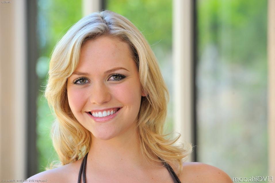 16P Teenie-Schönheit mit blonden Haaren zieht sich zum öffentlichen Vorführen ein kurzes Kleid an
