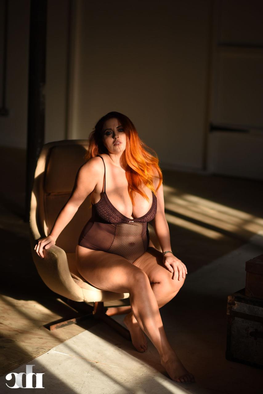 20P La gorda lucy vixen se quita el mono y hace alarde de sus monstruosas curvas