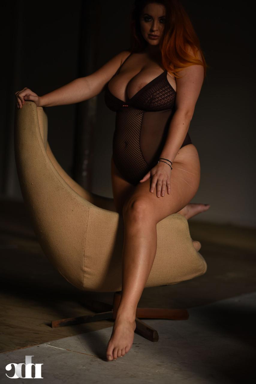 20P La gorda lucy vixen se quita el mono y hace alarde de sus monstruosas curvas
