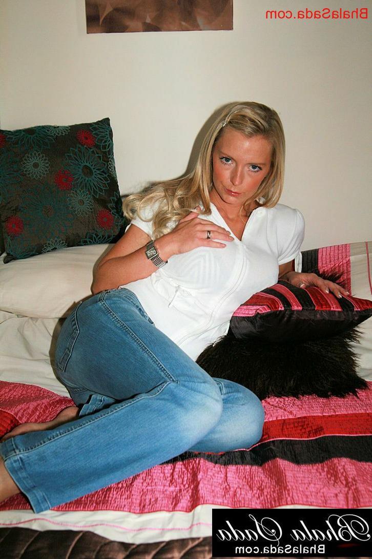 15P Loira MILF Bhala Sada revela seus peitos suculentos e sua bunda gostosa na cama