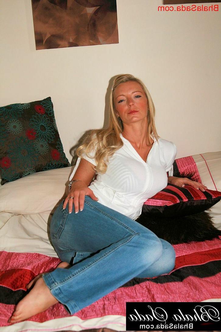 15P Loira MILF Bhala Sada revela seus peitos suculentos e sua bunda gostosa na cama