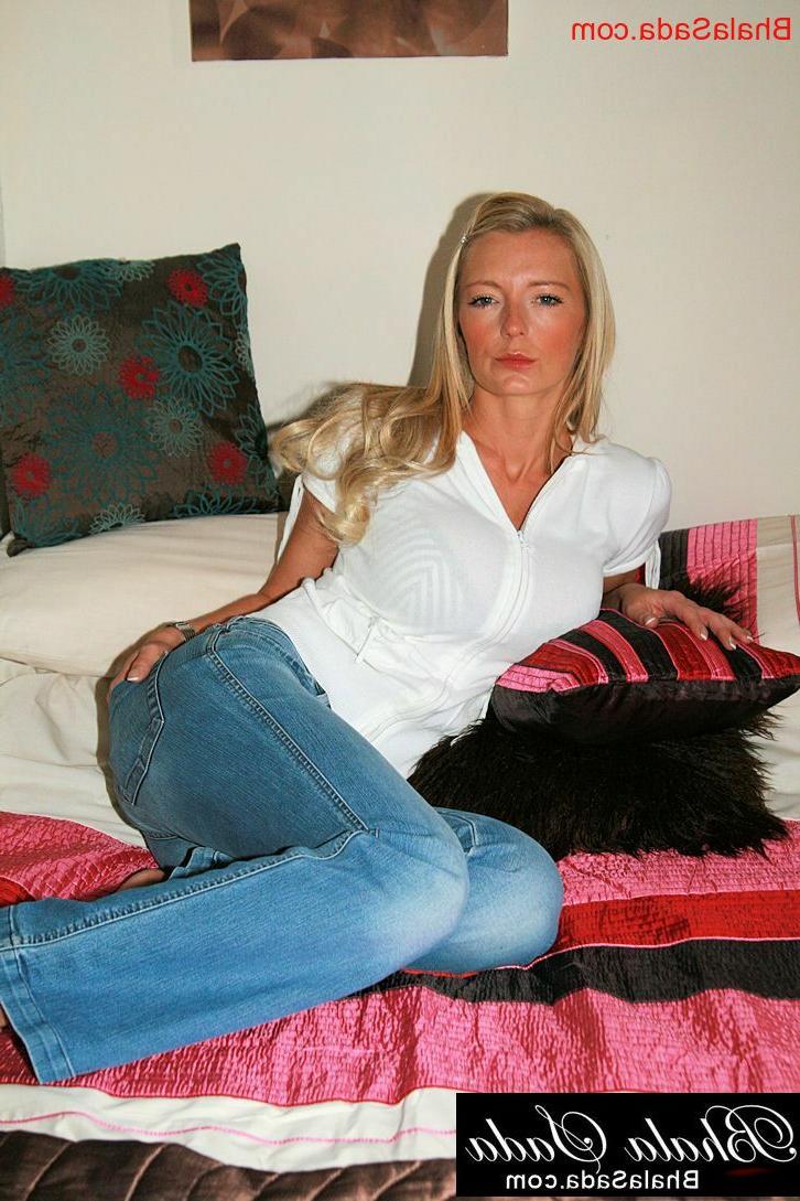 15P Loira MILF Bhala Sada revela seus peitos suculentos e sua bunda gostosa na cama