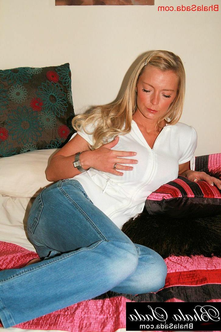 15P Loira MILF Bhala Sada revela seus peitos suculentos e sua bunda gostosa na cama