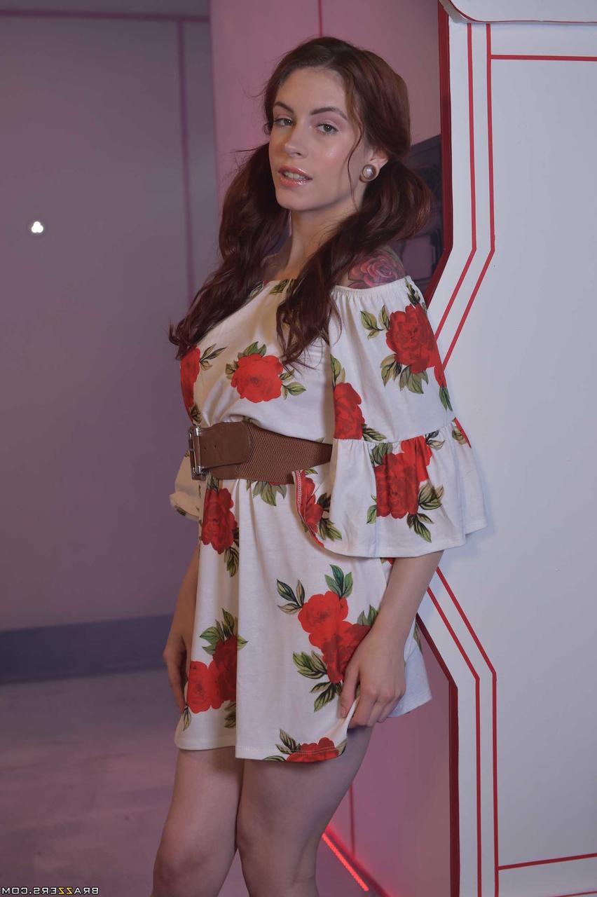 20P La rousse sexy Anna de Ville exhibe ses beaux seins dans un strip-tease sexy.