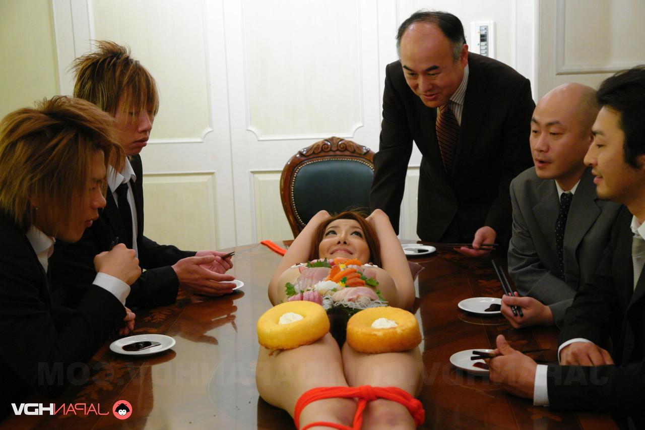15P A japonesa Yuna Hirose permite que empresários excitados usem seu corpo como prato de sushi