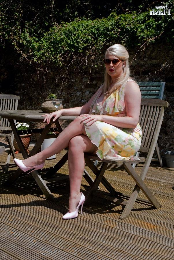 15P Die platinblonde, prallere Michelle B gibt sich nach dem Vorführen ihres Höschens auf der Terrasse einen Dildo
