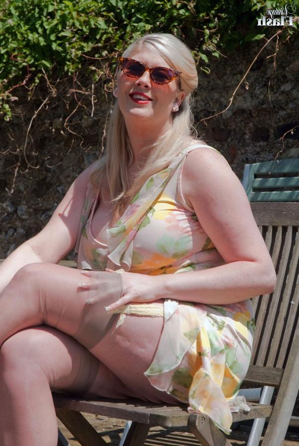 15P Die platinblonde, prallere Michelle B gibt sich nach dem Vorführen ihres Höschens auf der Terrasse einen Dildo