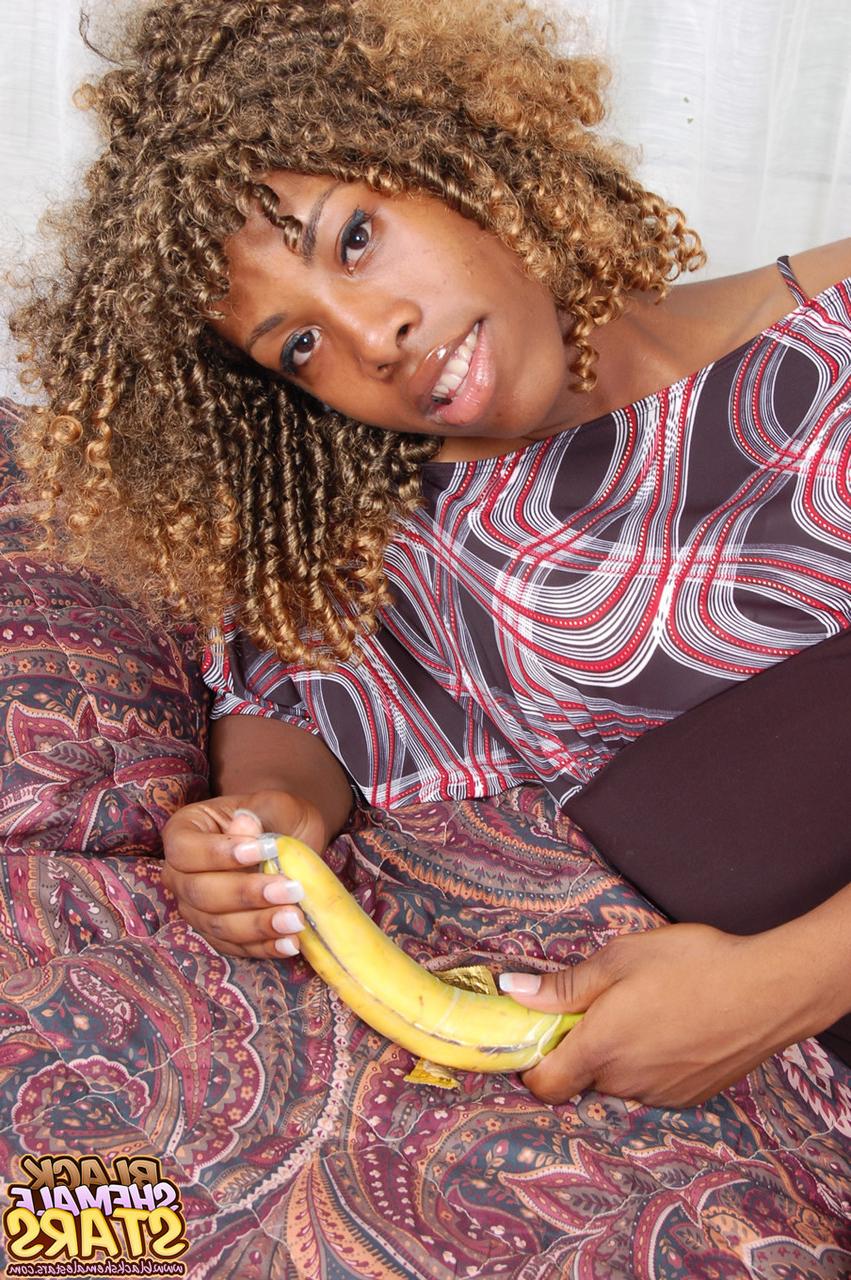 20P La lujuriosa transexual de ébano de pelo rizado Kareema se folla con un plátano