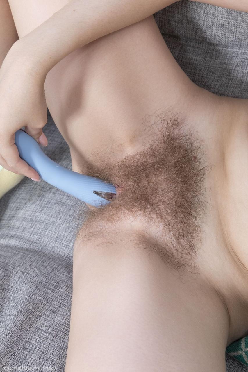 20P Nerdy American Abby esfregando sua vagina peluda com seu novo brinquedo sexual