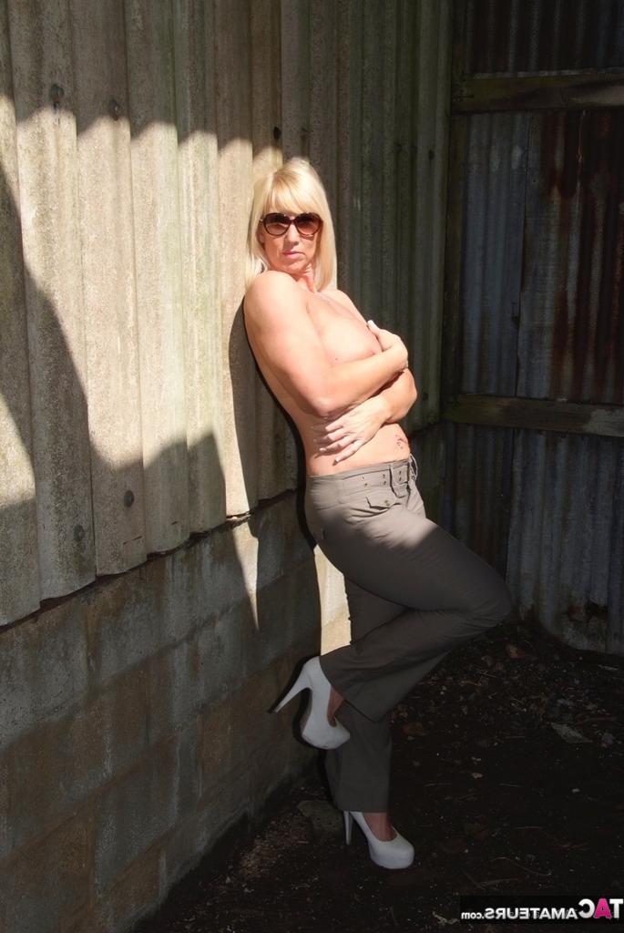 20P La mayor rubia amateur Melody muestra sus grandes tetas mientras está al aire libre en las sombras