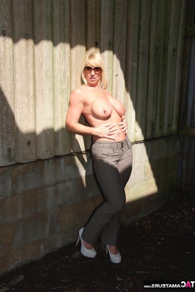 20P La mayor rubia amateur Melody muestra sus grandes tetas mientras está al aire libre en las sombras