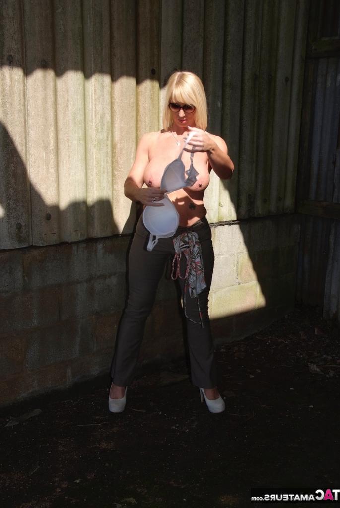 20P La mayor rubia amateur Melody muestra sus grandes tetas mientras está al aire libre en las sombras