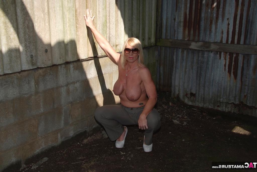 20P La mayor rubia amateur Melody muestra sus grandes tetas mientras está al aire libre en las sombras