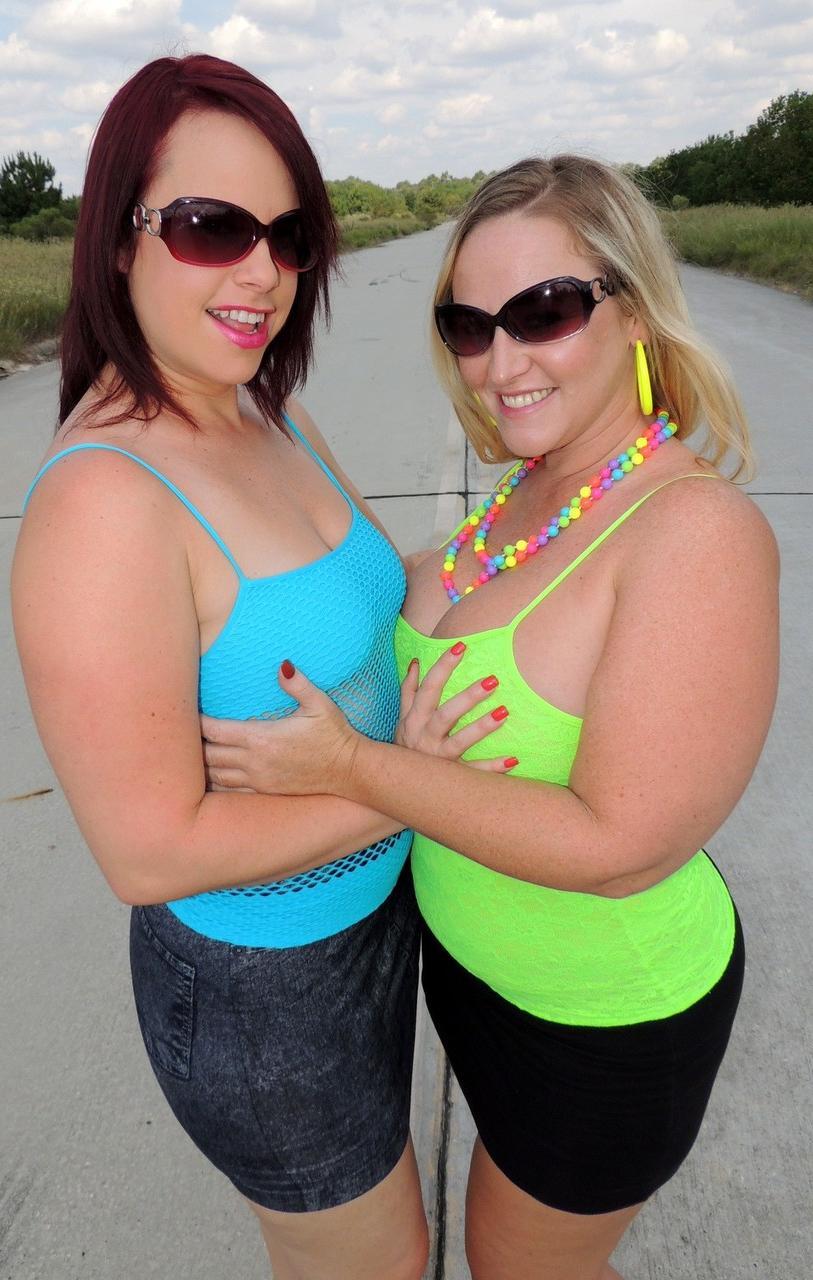 17P Big assed amateurs Dee Siren and Virgo Peridot have lesbian sex in a field