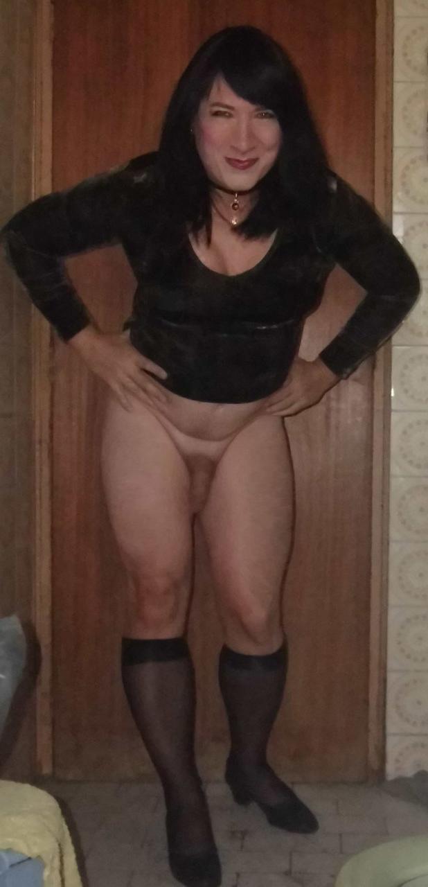 10P Travesti madura mostra seu pau sem cortes enquanto brinca com meias