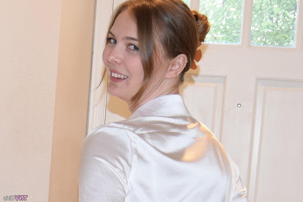 20P A bela adolescente Miss Stella fica nua e mostra seus peitos pequenos e sua bela bunda