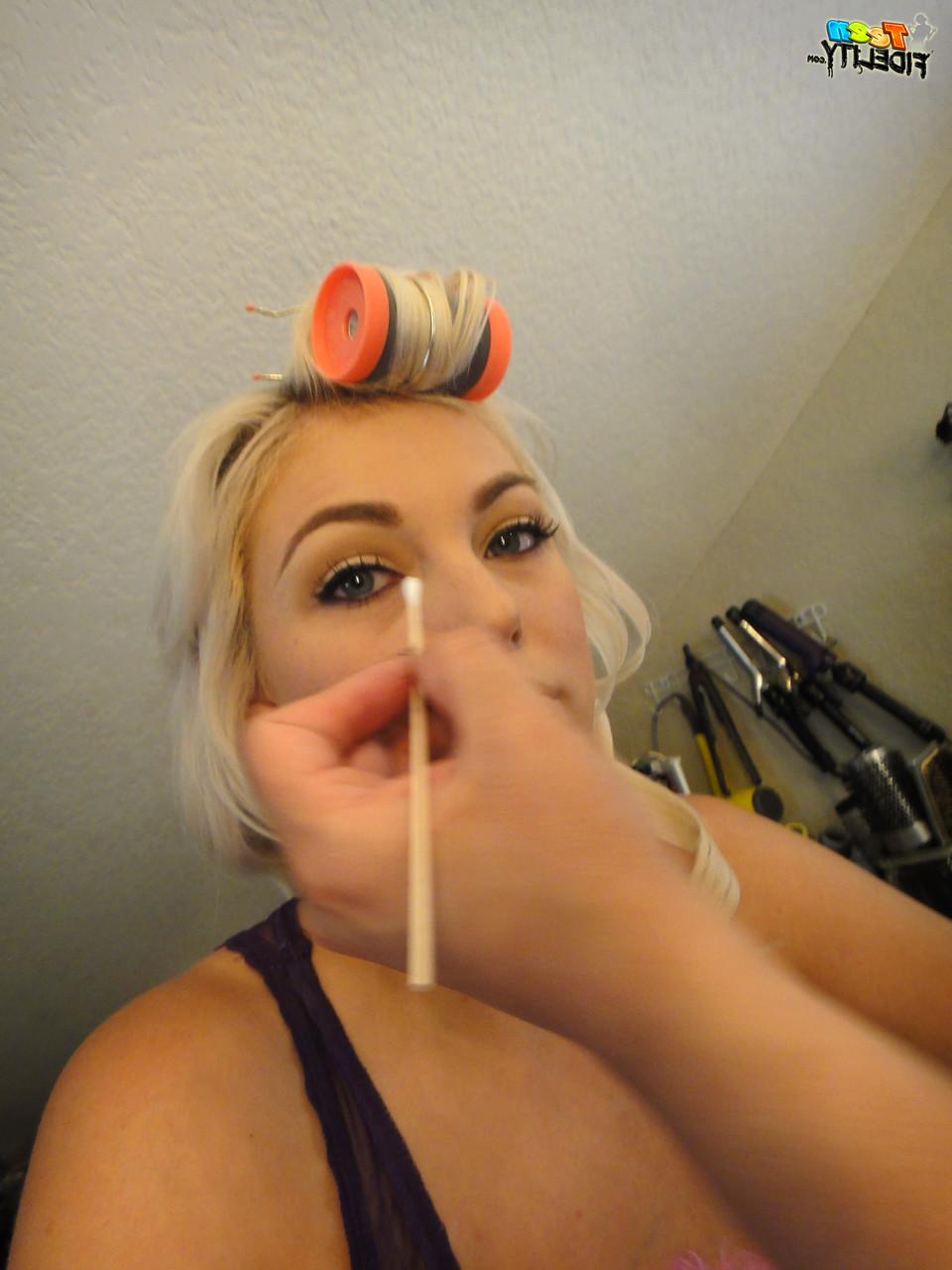 19P A peituda Jenna Ivory em topless fica linda com penteado e maquiagem vintage