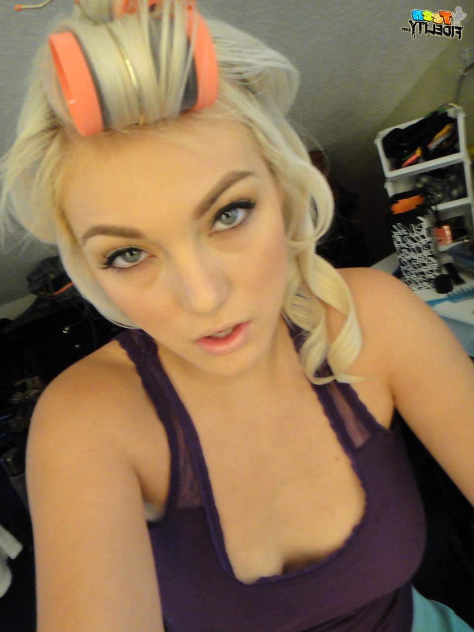19P A peituda Jenna Ivory em topless fica linda com penteado e maquiagem vintage