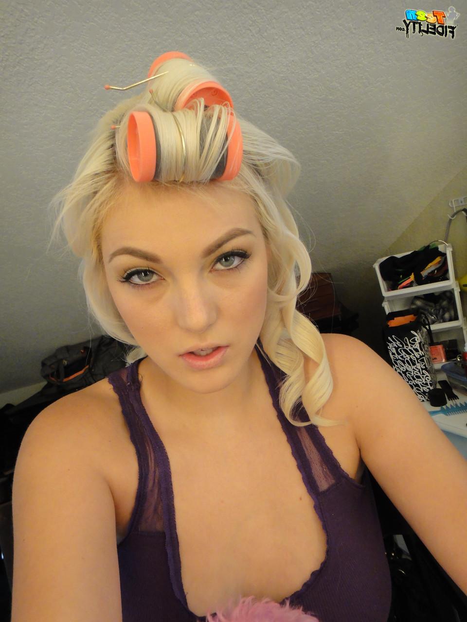 19P A peituda Jenna Ivory em topless fica linda com penteado e maquiagem vintage