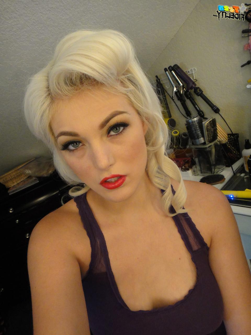 19P A peituda Jenna Ivory em topless fica linda com penteado e maquiagem vintage