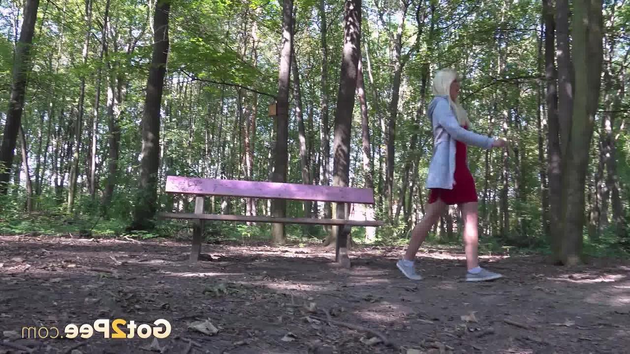 15P A loira Delphine é pega mijando em um banco na floresta
