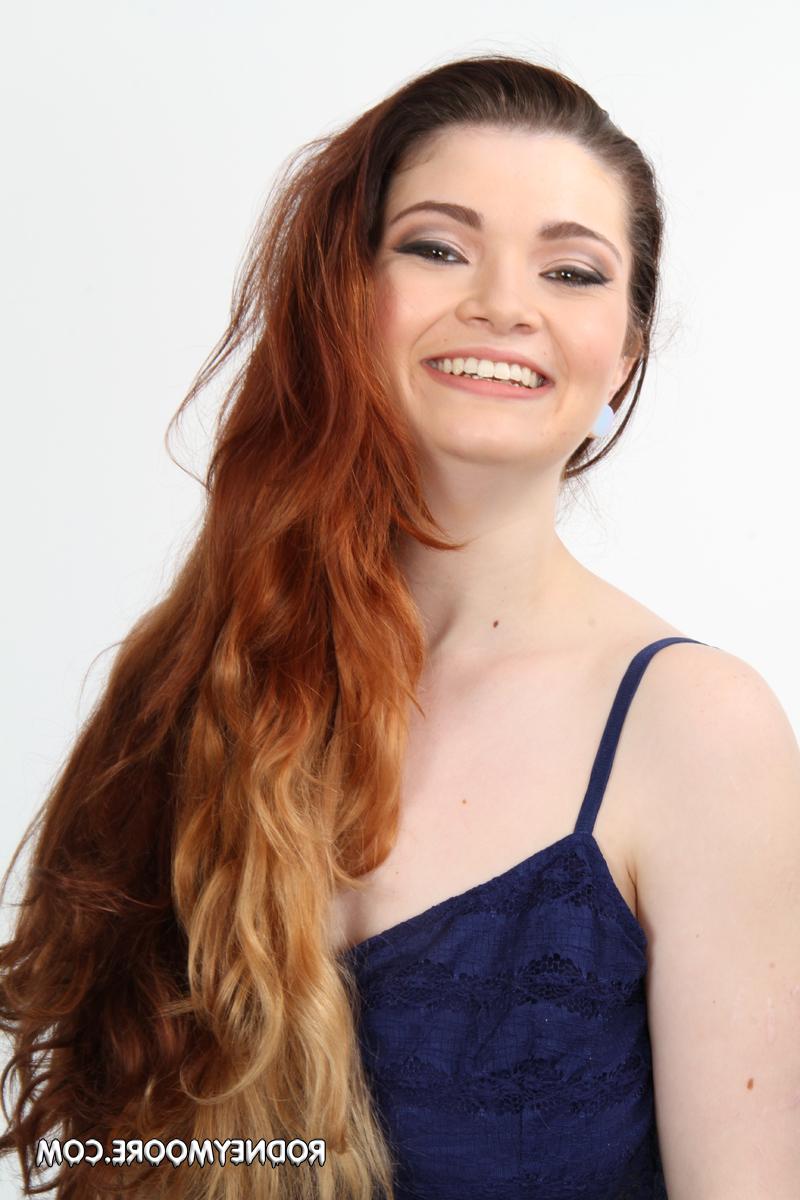 20P Das Amateur-Babe Vanity Faire zieht sich langsam bis auf die Fersen aus und neckt mit ihren Kurven