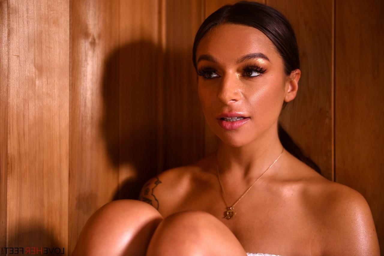 19P La sexy con un cuerpo perfecto April Olsen se desmaya después de una sauna