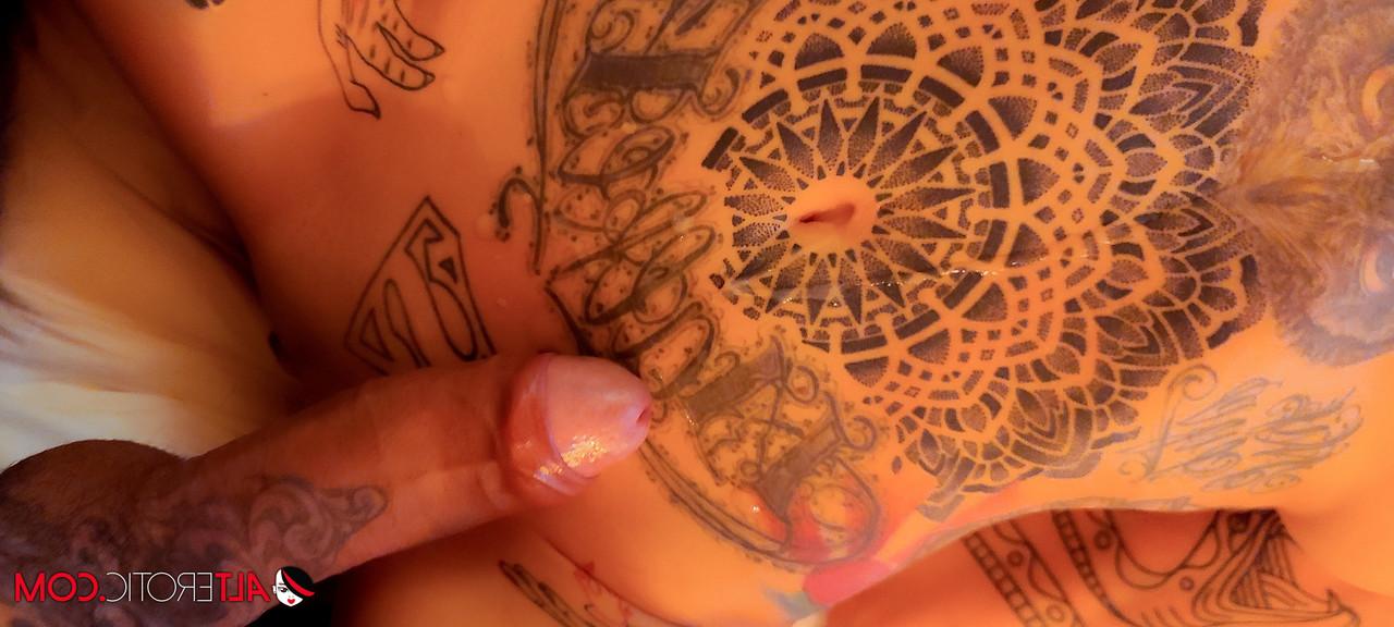 16P La pareja muy tatuada Sascha Ink y Lucyzzz tienen sexo en la ducha