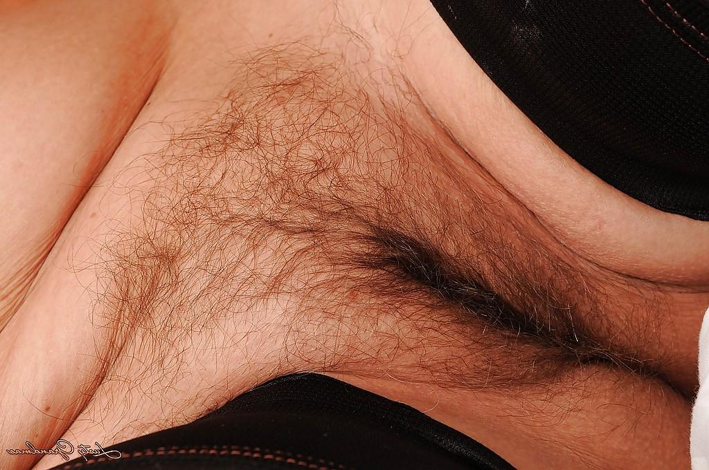 15P Senhora madura imunda tirando a lingerie e posando nua na cama