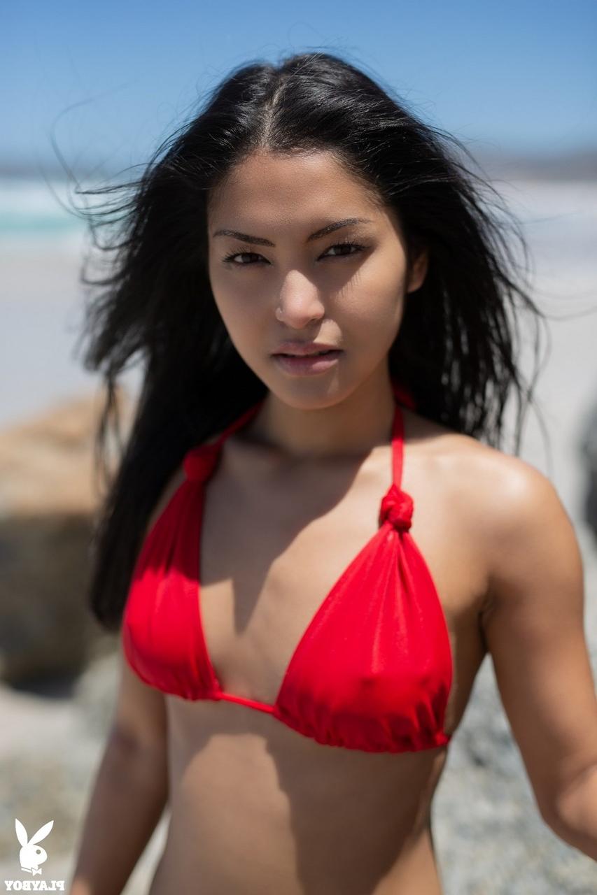 16P La petite brune Chloe Rose enlève son bikini et pose nue sur la plage.